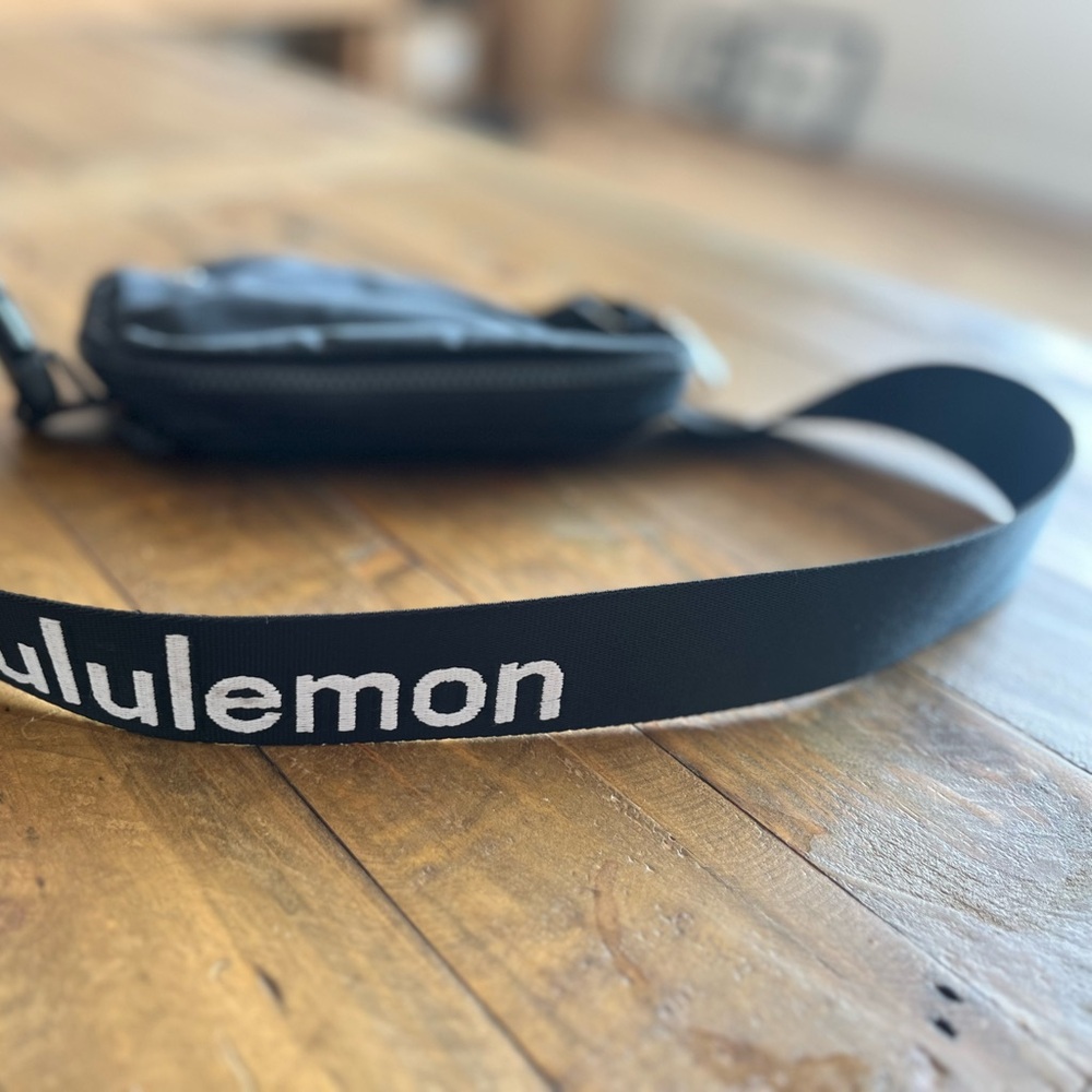 LULULEMON Everywhere Belt Bag 1L
Wordmark - Picture 7 of 12